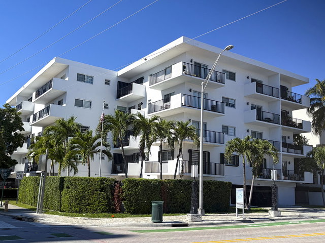 1900 Meridian Ave Condo photo 3